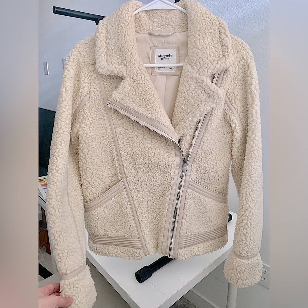 A&F - Teddy Jacket in cream color